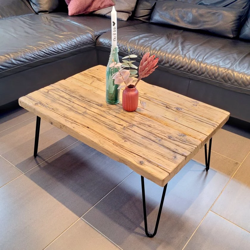 Couchtisch aus recyclten Gerüstbohlen / Massivholz mit Hairpin Legs Industiestahl